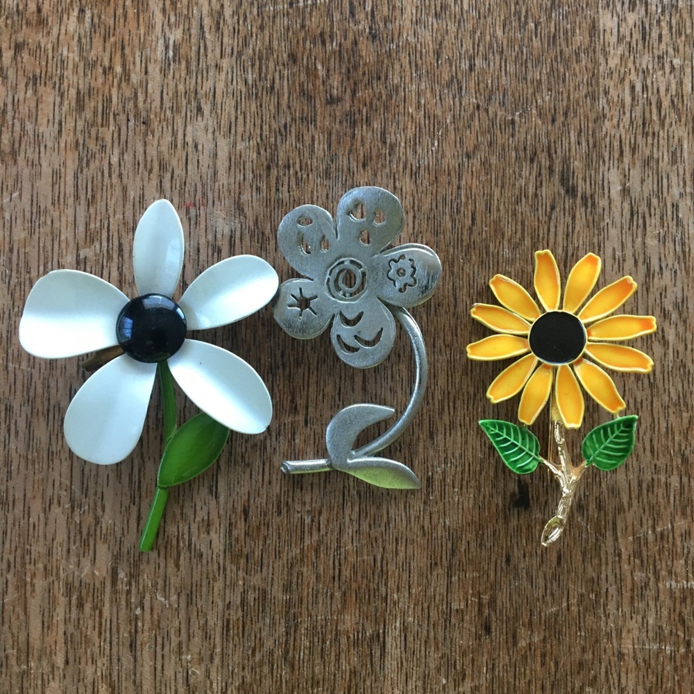 3 Vintage Daisy Brooches